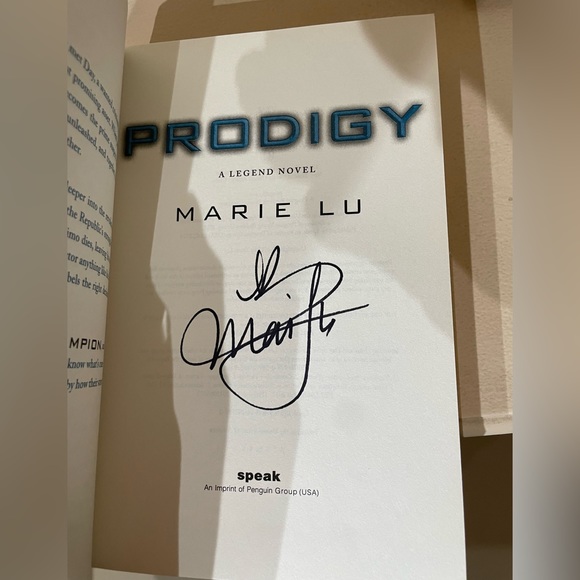 Prodigy and Champion (Legend series) paperback editions signed by Marie Lu - Picture 2 of 6